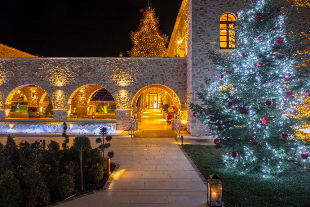 &Omicron; &Alpha;ϊ-&Beta;&alpha;&sigma;ί&lambda;&eta;&sigmaf; &alpha;&nu;ά&beta;&epsilon;&iota; &tau;&omicron; &delta;έ&nu;&tau;&rho;&omicron; &sigma;&tau;&omicron; Mystras Grand Palace