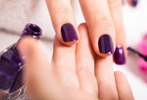 7 tips για να μην ξεφλουδίσει ξανά το βερνίκι από τα νύχια σου