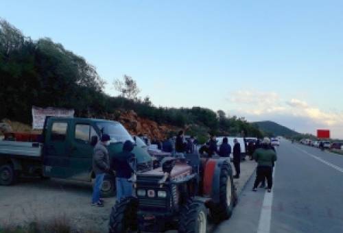 Αμετακίνητοι στο μπλόκο οι Λάκωνες αγροτοκτηνοτρόφοι