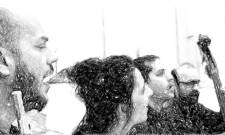&Omicron;&iota; &laquo;Olive and the Sardines&raquo; &mu;&alpha;&sigmaf; &tau;&alpha;&xi;&iota;&delta;&epsilon;ύ&omicron;&upsilon;&nu; &mu;&omicron;&upsilon;&sigma;&iota;&kappa;ά &alpha;&pi;ό &tau;&eta; &Mu;&epsilon;&sigma;ό&gamma;&epsilon;&iota;&omicron; έ&omega;&sigmaf; &tau;&alpha; &Beta;&alpha;&lambda;&kappa;ά&nu;&iota;&alpha;