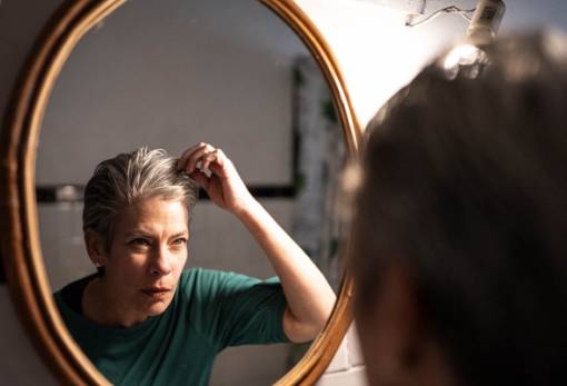 Πως σχετίζεται το στρες με το γκριζάρισμα των μαλλιών
