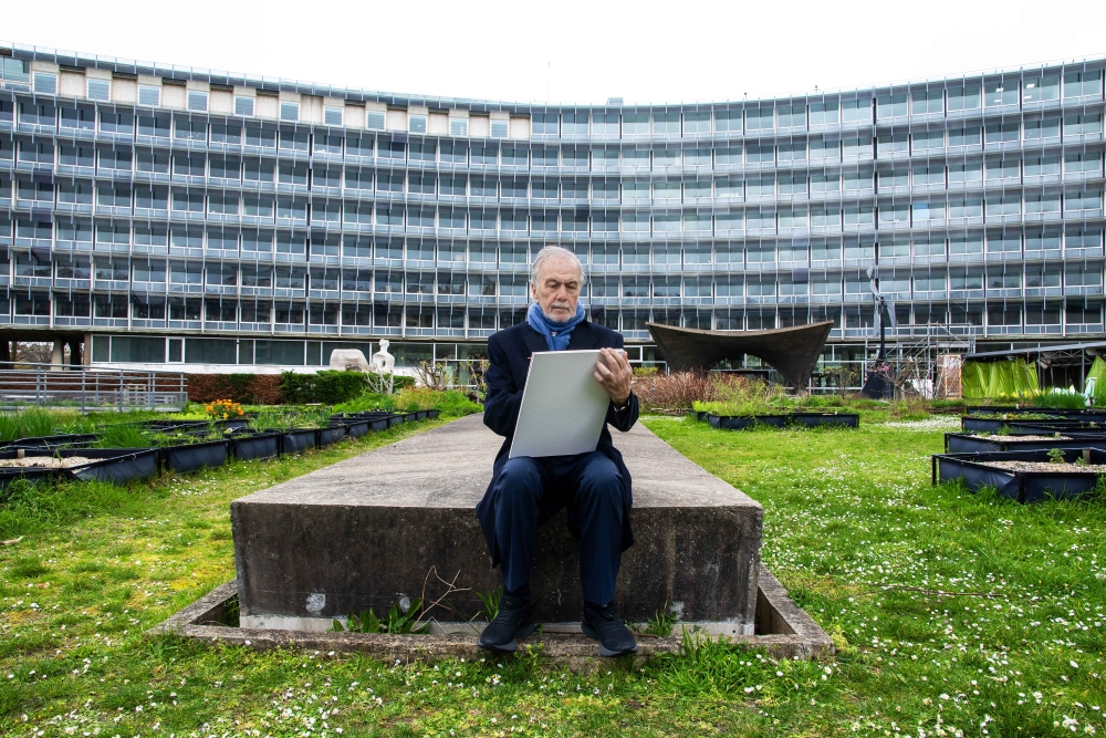 &Mu;&epsilon; &tau;&omicron;&nu; &Tau;&alpha;ΰ&gamma;&epsilon;&tau;&omicron; &kappa;&alpha;&iota; &mu;&iota;&alpha; &pi;&alpha;&lambda;έ&tau;&alpha; &sigma;&tau;&iota;&sigmaf; &alpha;&pi;&omicron;&sigma;&kappa;&epsilon;&upsilon;έ&sigmaf;, &omicron; &Pi;ή&tau;&epsilon;&rho; &Kappa;&alpha;&tau;&sigma;ί&chi;&tau;&eta;&sigmaf; &kappa;&alpha;&tau;&alpha;&kappa;&tau;ά &tau;&omicron; &Pi;&alpha;&rho;ί&sigma;&iota;