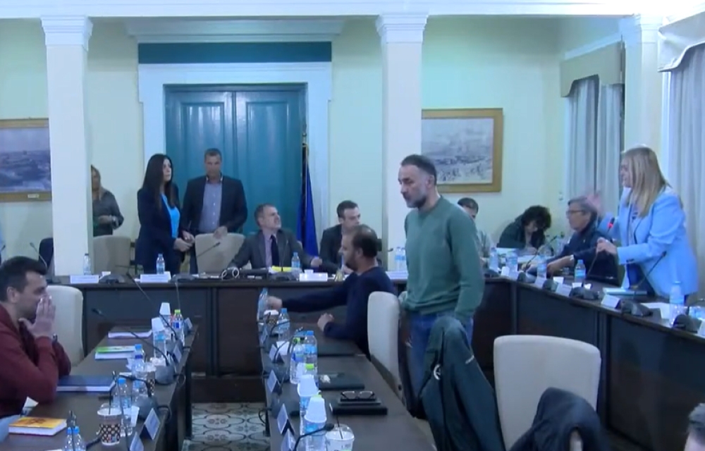 «Όλα στον αέρα, χαρτοπόλεμος»: Αποχώρηση Τζανετέα από το Δημοτικό Συμβούλιο