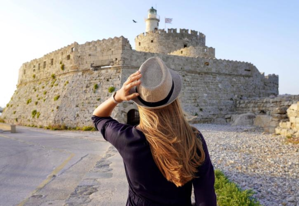 &Tau;&omicron;&upsilon;&rho;&iota;&sigma;&mu;ό&sigmaf; &gamma;&iota;&alpha; Ό&lambda;&omicron;&upsilon;&sigmaf; 2025: &Xi;&epsilon;&kappa;&iota;&nu;&omicron;ύ&nu; &omicron;&iota; &alpha;&iota;&tau;ή&sigma;&epsilon;&iota;&sigmaf; &mu;&epsilon; &alpha;&upsilon;&xi;&eta;&mu;έ&nu;&alpha; &pi;&omicron;&sigma;ά &epsilon;&nu;ί&sigma;&chi;&upsilon;&sigma;&eta;&sigmaf;