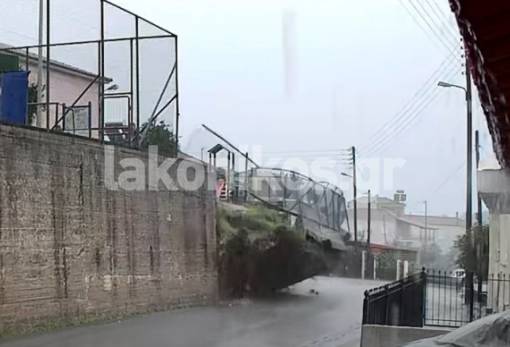 Δευτερόλεπτα τρόμου στην Πετρίνα: Απίστευτο βίντεο από τη στιγμή της κατάρρευσης μαντρότοιχου σε σχολείο