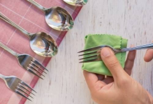 Το μόνο υλικό που χρειάζεσαι για να γυαλίζουν τα μαχαιροπίρουνα μετά το πλύσιμο