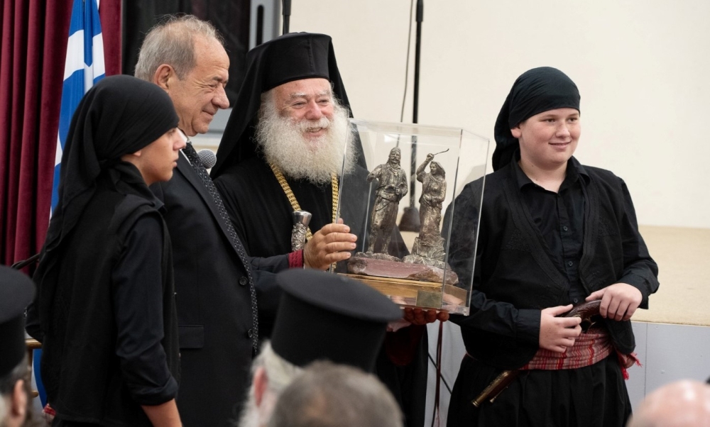 &laquo;&Omicron; &Pi;&alpha;&tau;&rho;&iota;ά&rho;&chi;&eta;&sigmaf; &tau;&eta;&sigmaf; &Alpha;&gamma;ά&pi;&eta;&sigmaf;&raquo; &pi;&omicron;&upsilon; έ&nu;&omega;&sigma;&epsilon; &Kappa;&rho;ή&tau;&eta; &kappa;&alpha;&iota; &Mu;ά&nu;&eta; &sigma;&epsilon; &mu;&iota;&alpha; &kappa;&alpha;&rho;&delta;&iota;ά