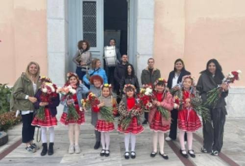 Η Άνοιξη άνθισε στη Μάνη: Πολύχρωμη «Γιορτή Λουλουδιών» σε Γύθειο και Αρεόπολη