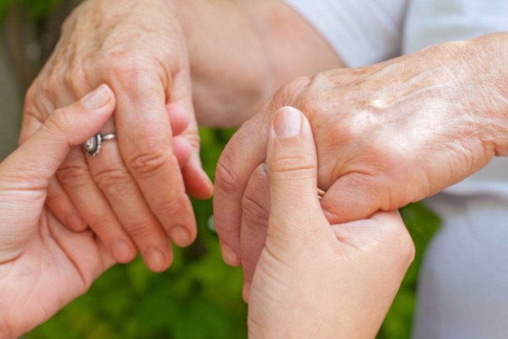 Έ&nu;&alpha; &beta;ή&mu;&alpha; &pi;&iota;&omicron; &kappa;&omicron;&nu;&tau;ά &sigma;&tau;&eta; &theta;&epsilon;&rho;&alpha;&pi;&epsilon;ί&alpha; &Pi;ά&rho;&kappa;&iota;&nu;&sigma;&omicron;&nu; &kappa;&alpha;&iota; &Alpha;&lambda;&tau;&sigma;&chi;ά&iota;&mu;&epsilon;&rho;
