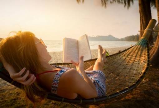 Βιβλία για να διαλέξεις αυτά που θα πάρεις μαζί σου στην παραλία