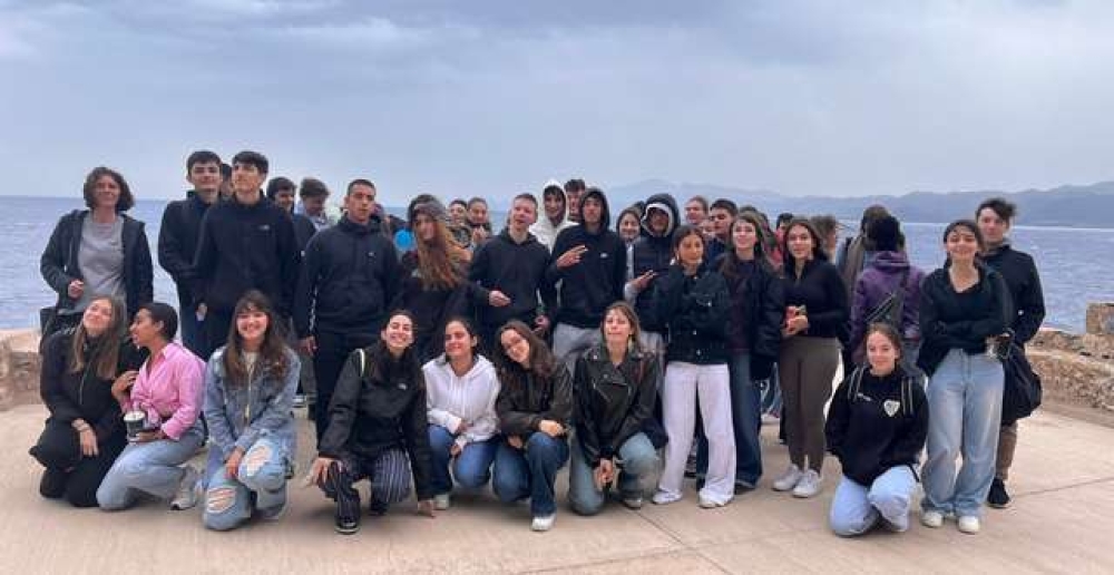 &Phi;&iota;&lambda;ί&alpha;, &epsilon;&kappa;&pi;&alpha;ί&delta;&epsilon;&upsilon;&sigma;&eta;, &pi;&omicron;&lambda;&iota;&tau;&iota;&sigma;&mu;ό&sigmaf; &chi;&omega;&rho;ί&sigmaf; &sigma;ύ&nu;&omicron;&rho;&alpha;: &Iota;&tau;&alpha;&lambda;&omicron;ί &mu;&alpha;&theta;&eta;&tau;έ&sigmaf; &sigma;&tau;&eta; &Mu;&omicron;&nu;&epsilon;&mu;&beta;&alpha;&sigma;&iota;ά