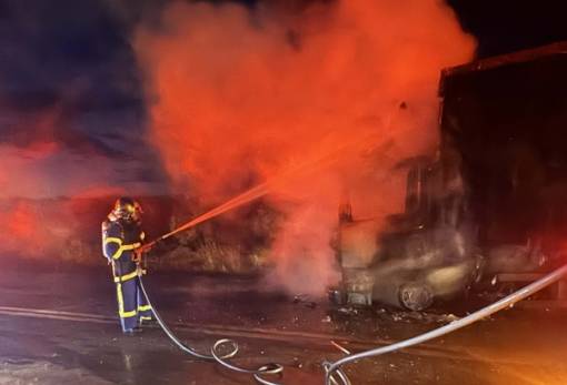 Πήρε φωτιά φορτηγό επί της ΕΟ στις Κροκεές