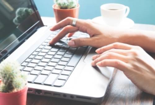 Voucher έως 800 ευρώ για γονείς: Θα δίδεται κάθε μήνα