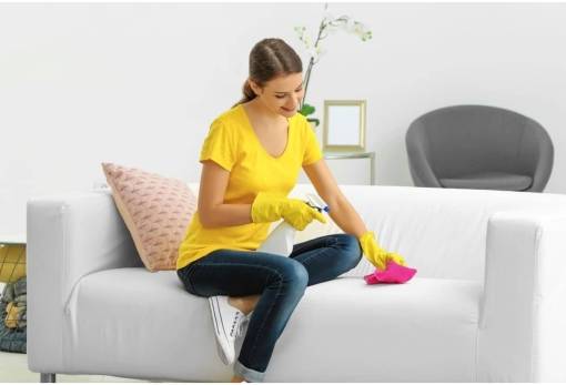 Καναπές: 4 τρόποι για να αφαιρείς τους πιο δύσκολους λεκέδες με σπιτικά υλικά