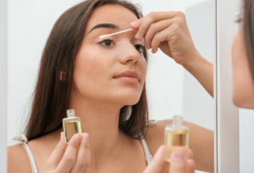 Καστορέλαιο: Πώς να το χρησιμοποιήσεις σε φρύδια και βλεφαρίδες