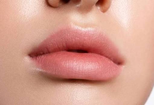 Το makeup trick που χαρίζει πιο γεμάτα χείλη χωρίς filler