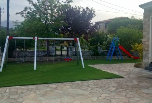 Νέα παιδική χαρά στον Καραβά