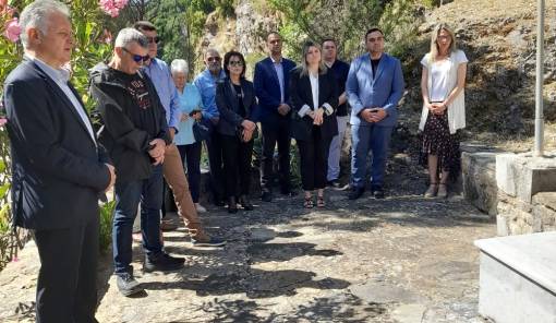 &Mu;&epsilon; &sigma;&upsilon;&gamma;&kappa;ί&nu;&eta;&sigma;&eta; &kappa;&alpha;&iota; &pi;&epsilon;&rho;&eta;&phi;ά&nu;&iota;&alpha; &omicron;&iota; &Sigma;&omicron;&upsilon;&sigma;&tau;&iota;ά&nu;&omicron;&iota; &tau;ί&mu;&eta;&sigma;&alpha;&nu; &tau;&omicron;&upsilon;&sigmaf; &pi;&epsilon;&sigma;ό&nu;&tau;&epsilon;&sigmaf; &kappa;&alpha;&iota; &tau;&alpha; &theta;ύ&mu;&alpha;&tau;&alpha; &tau;&omicron;&upsilon; &Omicron;&lambda;&omicron;&kappa;&alpha;&upsilon;&tau;ώ&mu;&alpha;&tau;&omicron;&sigmaf;