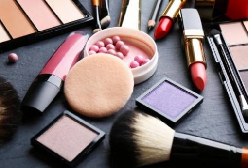 Το λάθος που κάνεις το καλοκαίρι με τα καλλυντικά σου