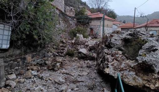Επικίνδυνη κατολίσθηση βράχων στους Αγριάνους (Φωτο)