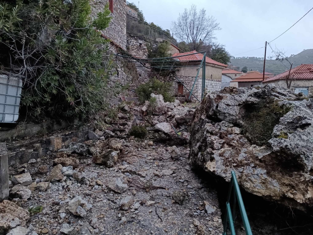 Επικίνδυνη κατολίσθηση βράχων στους Αγριάνους (Φωτο)