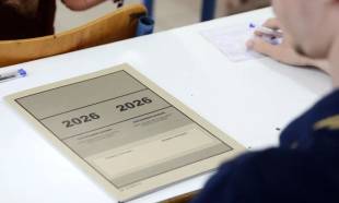 &Eta; &Lambda;&alpha;&kappa;&omega;&nu;ί&alpha; &kappa;&rho;&alpha;&tau;ά &psi;&eta;&lambda;ά &tau;&alpha; &sigma;&kappa;ή&pi;&tau;&rho;&alpha; &tau;&eta;&sigmaf; &alpha;&rho;&iota;&sigma;&tau;&epsilon;ί&alpha;&sigmaf;