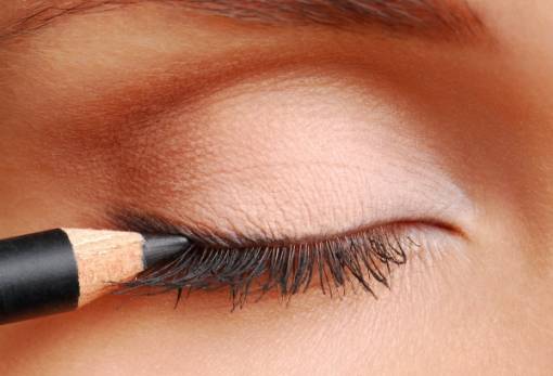 5 λόγοι για να πεις «ναι» στο καφέ eyeliner και μολύβι ματιών