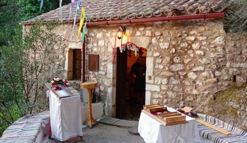 &Tau;&rho;&iota;&pi;&lambda;ή &gamma;&iota;&omicron;&rho;&tau;ή &sigma;&tau;&omicron;&upsilon;&sigmaf; &laquo;&Beta;&omicron;ύ&beta;&alpha;&lambda;&omicron;&upsilon;&sigmaf;&raquo; &Mu;&upsilon;&sigma;&tau;&rho;ά