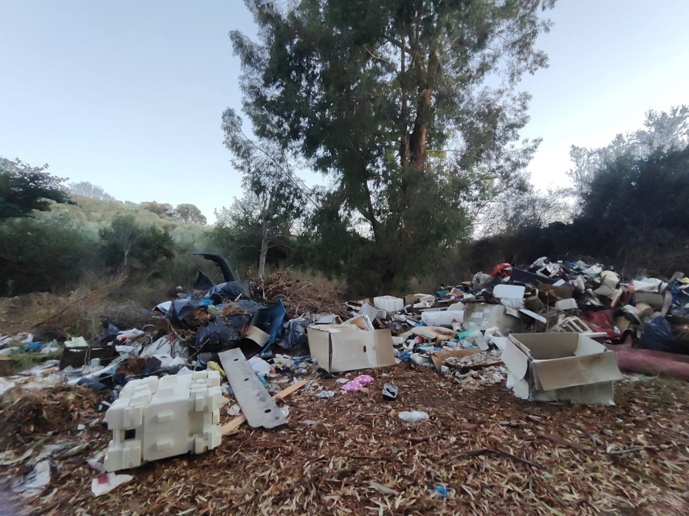 Αμετάβλητη η «χωματερή» στο ύψος της γέφυρας της Κελεφίνας