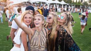 Coachella: &Eta; &mu;ό&delta;&alpha; &tau;&eta;&sigmaf; ά&nu;&omicron;&iota;&xi;&eta;&sigmaf;