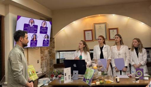 &Alpha;&pi;ό &tau;&omicron; Kentucky &sigma;&tau;&eta;&nu; &Alpha;&theta;ή&nu;&alpha;: &Tau;&omicron; NutriLab &chi;&tau;ί&zeta;&epsilon;&iota; &gamma;έ&phi;&upsilon;&rho;&epsilon;&sigmaf; &gamma;&nu;ώ&sigma;&eta;&sigmaf; &mu;&epsilon; &kappa;&omicron;&rho;&upsilon;&phi;&alpha;ί&alpha; &Pi;&alpha;&nu;&epsilon;&pi;&iota;&sigma;&tau;ή&mu;&iota;&alpha; &tau;&eta;&sigmaf; &Alpha;&mu;&epsilon;&rho;&iota;&kappa;ή&sigmaf; &gamma;&iota;&alpha; 5&eta; &sigma;&upsilon;&nu;&epsilon;&chi;ό&mu;&epsilon;&nu;&eta; &chi;&rho;&omicron;&nu;&iota;ά