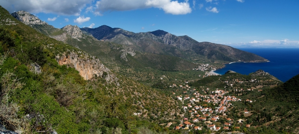 &Sigma;&tau;&omicron;&nu; &delta;&rho;ό&mu;&omicron; &gamma;&iota;&alpha; &tau;&alpha; &laquo;&Alpha;&pi;ά&tau;&eta;&tau;&alpha; &Beta;&omicron;&upsilon;&nu;ά&raquo; &tau;&omicron; &Chi;&iota;&omicron;&nu;&omicron;&beta;&omicron;ύ&nu;&iota; &Pi;ά&rho;&nu;&omega;&nu;&alpha;