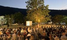 &Sigma;&tau;&omicron; &pi;&rho;&omicron;&sigma;&kappa;ή&nu;&iota;&omicron; &eta; &alpha;&gamma;&rho;&omicron;&tau;&iota;&kappa;ή &pi;&alpha;&rho;ά&delta;&omicron;&sigma;&eta; &sigma;&tau;&eta;&nu; 8&eta; &Iota;&sigma;&tau;&omicron;&rho;&iota;&kappa;ή &Eta;&mu;&epsilon;&rho;ί&delta;&alpha; &Beta;. &Lambda;&alpha;&kappa;&epsilon;&delta;&alpha;ί&mu;&omicron;&nu;&omicron;&sigmaf;