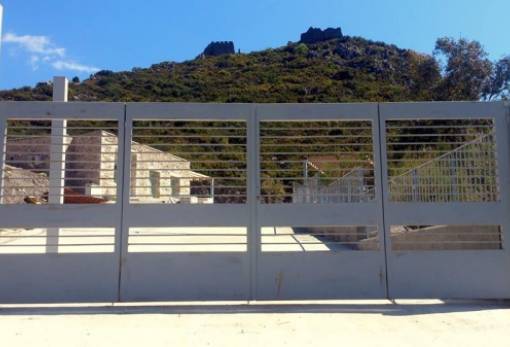 Κλειστοί εν μέσω τουριστικής περιόδου οι αρχαιολογικοί χώροι του Γερακίου