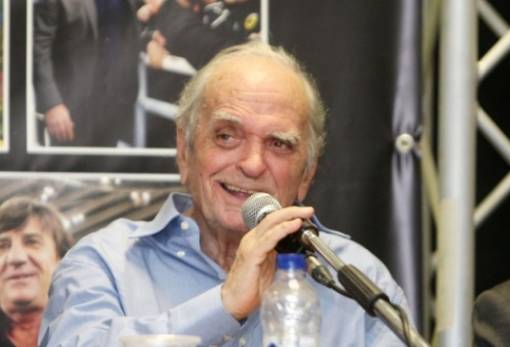 Τραγουδώντας σε στίχους του Λ. Παπαδόπουλου στην αυλή της ΠΕΣ