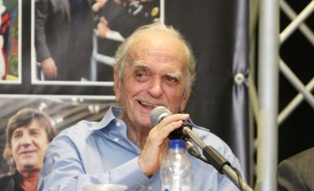 Τραγουδώντας σε στίχους του Λ. Παπαδόπουλου στην αυλή της ΠΕΣ