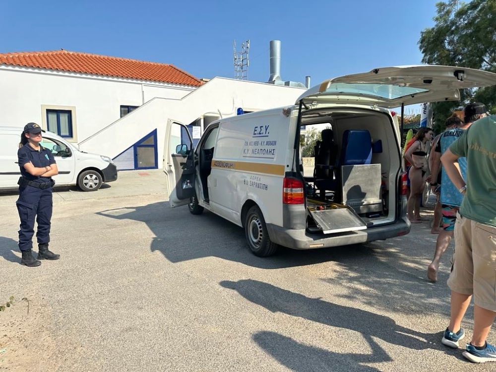 Άνδρας λιποθύμησε μέσα στη θάλασσα στον Σίμο Ελαφονήσου