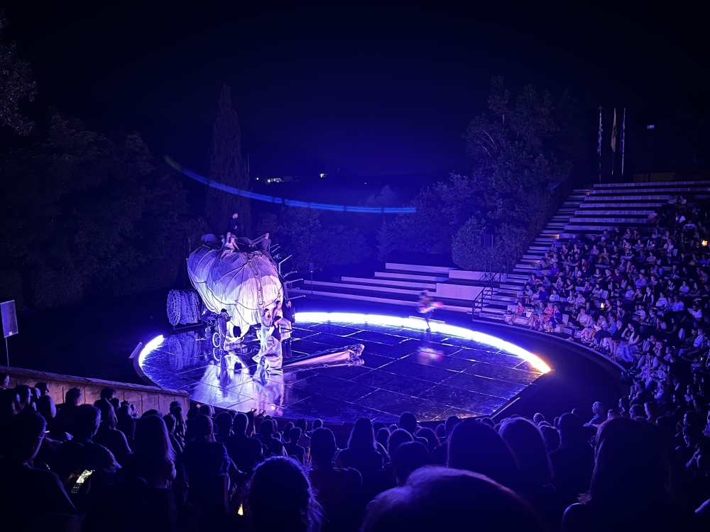 &laquo;&Mu;&alpha;&gamma;&nu;ή&tau;&iota;&sigma;&alpha;&nu;&raquo; &tau;&omicron;&upsilon;&sigmaf; &theta;&epsilon;&alpha;&tau;έ&sigmaf; &tau;&alpha; &laquo;&Beta;&alpha;&tau;&rho;ά&chi;&iota;&alpha;&raquo; &tau;&omicron;&upsilon; &Alpha;&rho;&iota;&sigma;&tau;&omicron;&phi;ά&nu;&eta;