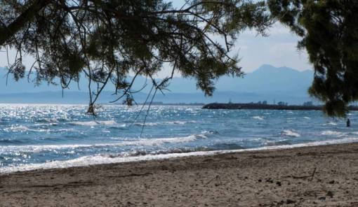 Ά&nu;&delta;&rho;&alpha;&sigmaf; &xi;&epsilon;&psi;ύ&chi;&eta;&sigma;&epsilon; &epsilon;&nu;ώ έ&kappa;&alpha;&nu;&epsilon; &mu;&pi;ά&nu;&iota;&omicron; &sigma;&tau;&eta;&nu; &Kappa;&omicron;&kappa;&kappa;&iota;&nu;&iota;ά &Gamma;&lambda;&upsilon;&kappa;ό&beta;&rho;&upsilon;&sigma;&eta;&sigmaf;
