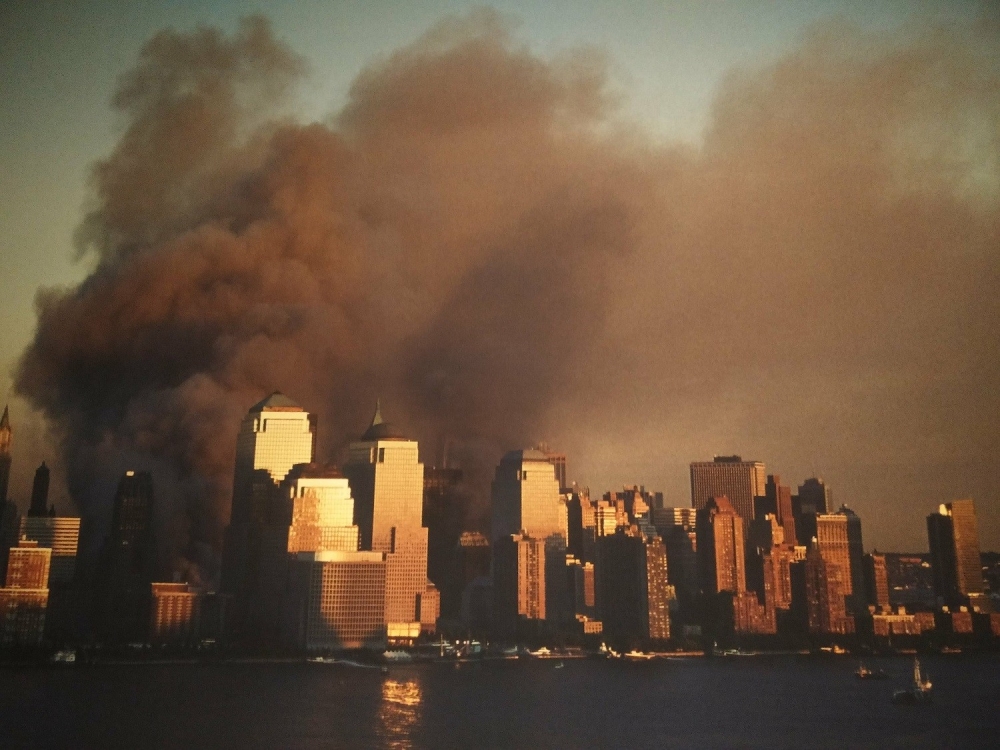 11 &Sigma;&epsilon;&pi;&tau;&epsilon;&mu;&beta;&rho;ί&omicron;&upsilon; 2001: &Eta; &eta;&mu;έ&rho;&alpha; &pi;&omicron;&upsilon; ά&lambda;&lambda;&alpha;&xi;&epsilon; &tau;&omicron;&nu; &kappa;ό&sigma;&mu;&omicron;