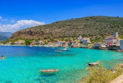 Τρικυμία για επιχειρήσεις στη Μάνη ο νόμος περί αιγιαλού