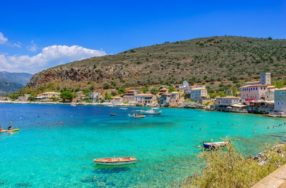 Τρικυμία για επιχειρήσεις στη Μάνη ο νόμος περί αιγιαλού