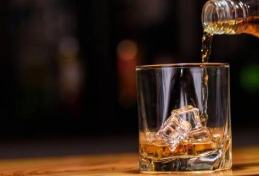 Οποιαδήποτε ποσότητα αλκοόλ κάνει κακό στον εγκέφαλο
