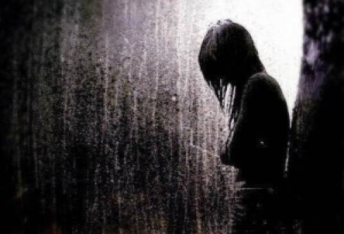 «Δεμένη» σε μια αθόρυβη άβυσσο, στο πιο πικρό ποτήρι της ζωής…