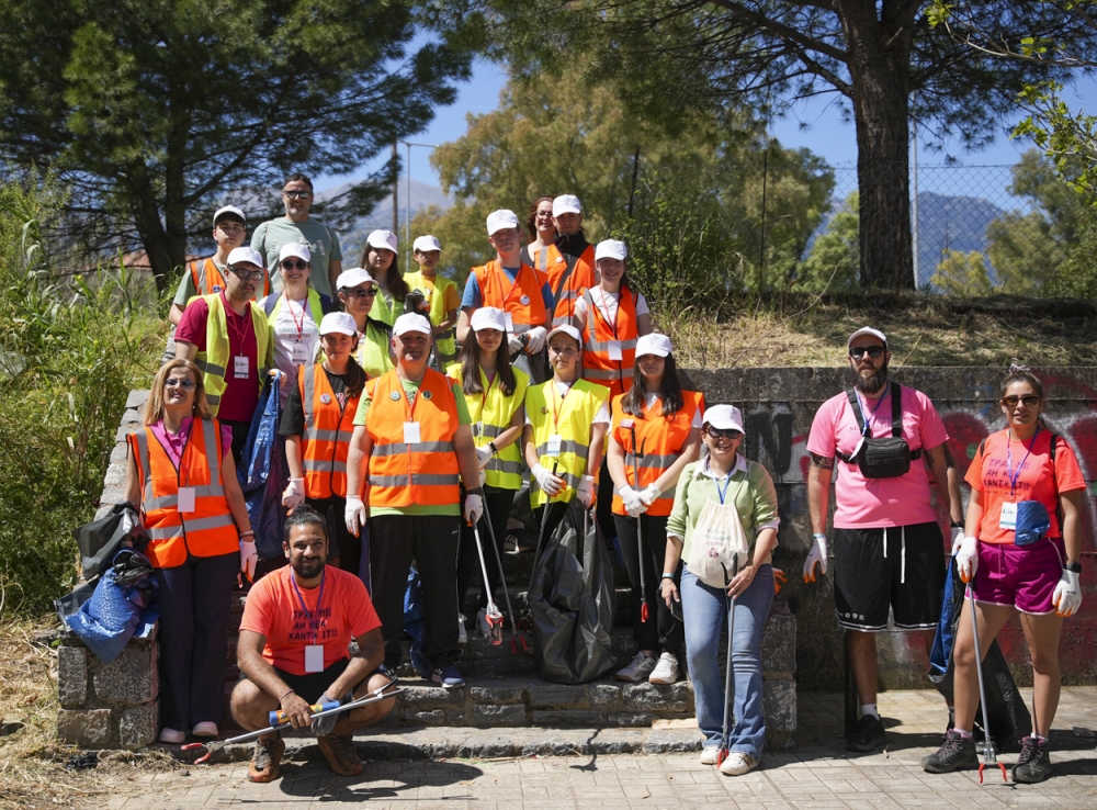 &Mu;&epsilon; &epsilon;&nu;&theta;&alpha;&rho;&rho;&upsilon;&nu;&tau;&iota;&kappa;ή &sigma;&upsilon;&mu;&mu;&epsilon;&tau;&omicron;&chi;ή &tau;&omicron; &laquo;&Phi;&epsilon;&sigma;&tau;&iota;&beta;ά&lambda; &Alpha;&nu;&alpha;&kappa;ύ&kappa;&lambda;&omega;&sigma;&eta;&sigmaf;&raquo; &sigma;&tau;&eta; &Sigma;&pi;ά&rho;&tau;&eta;