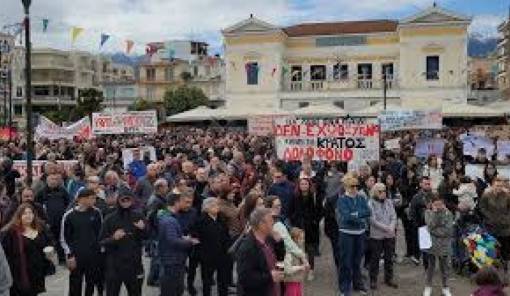 &laquo;&Tau;&rho;ί&alpha; &chi;&rho;ό&nu;&iota;&alpha; &mu;&epsilon;&tau;ά, &eta; &mu;&nu;ή&mu;&eta; έ&gamma;&iota;&nu;&epsilon; &epsilon;&upsilon;&theta;ύ&nu;&eta;&raquo;: &Sigma;&upsilon;&gamma;&kappa;έ&nu;&tau;&rho;&omega;&sigma;&eta; &gamma;&iota;&alpha; &tau;&alpha; &Tau;έ&mu;&pi;&eta; &sigma;&tau;&eta; &Sigma;&pi;ά&rho;&tau;&eta;