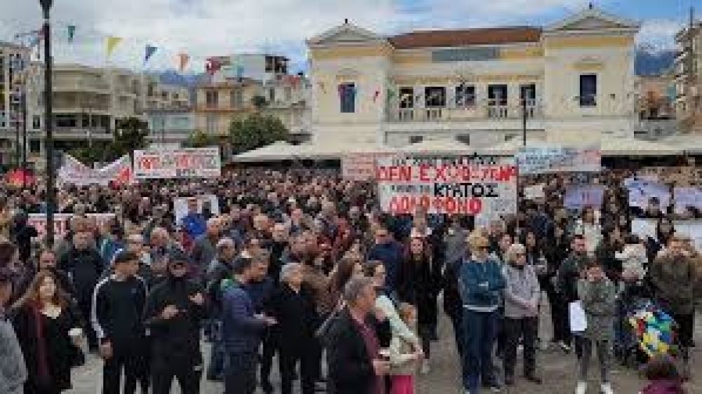 &laquo;&Tau;&rho;ί&alpha; &chi;&rho;ό&nu;&iota;&alpha; &mu;&epsilon;&tau;ά, &eta; &mu;&nu;ή&mu;&eta; έ&gamma;&iota;&nu;&epsilon; &epsilon;&upsilon;&theta;ύ&nu;&eta;&raquo;: &Sigma;&upsilon;&gamma;&kappa;έ&nu;&tau;&rho;&omega;&sigma;&eta; &gamma;&iota;&alpha; &tau;&alpha; &Tau;έ&mu;&pi;&eta; &sigma;&tau;&eta; &Sigma;&pi;ά&rho;&tau;&eta;