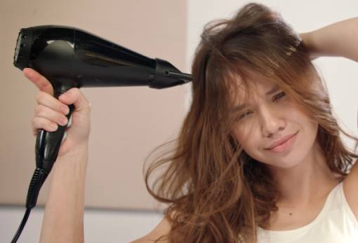 Πώς να στεγνώσεις σωστά τα μαλλιά σου με το πιστολάκι ώστε να παραμείνουν υγιή
