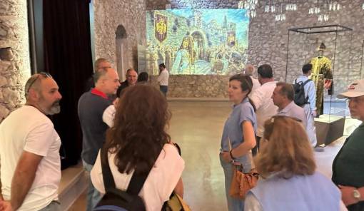 &Omicron; &alpha;&nu;&alpha;&gamma;&epsilon;&nu;&nu;&eta;&mu;έ&nu;&omicron;&sigmaf; &Mu;&upsilon;&sigma;&tau;&rho;ά&sigmaf; &mu;ά&gamma;&epsilon;&psi;&epsilon; &tau;&omicron;&upsilon;&sigmaf; &beta;&omicron;&upsilon;&lambda;&epsilon;&upsilon;&tau;έ&sigmaf;