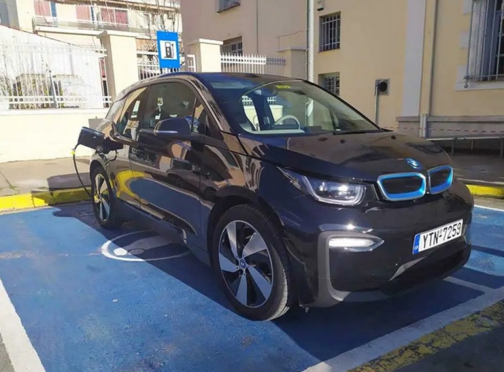 Τρίτη πανελλαδικά η Πελοπόννησος στα δίκτυα φορτιστών ηλεκτρικών οχημάτων